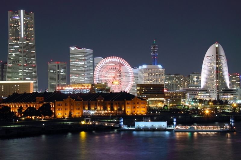 神奈川県最大の都心、横浜駅まで12分。大きな観覧車が有名なスモワールドのあるみなとみらい駅まで20分