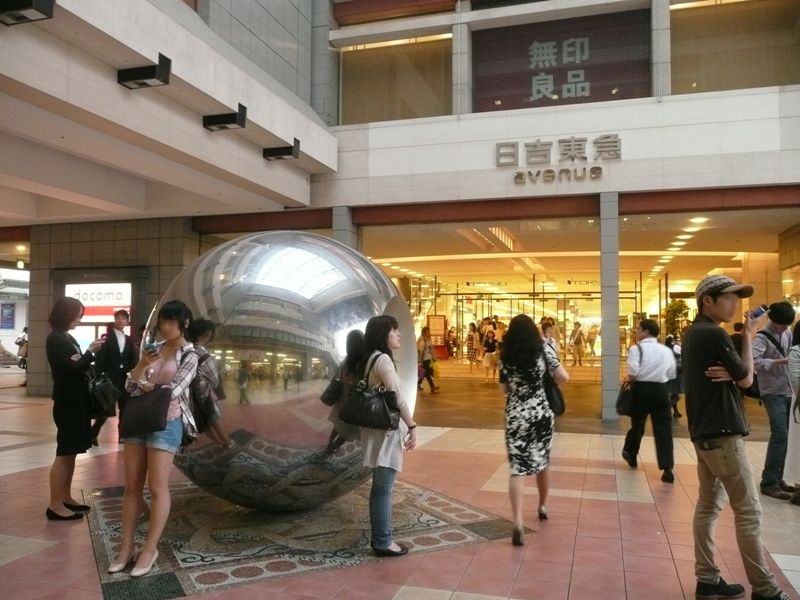 改札前にあるオブジェ、通称「銀玉」。慶應義塾生の待合せスポット