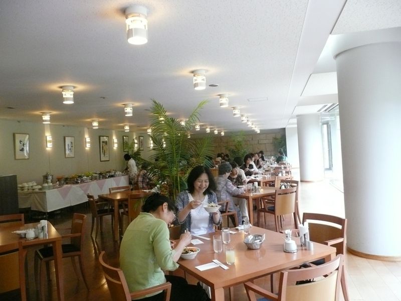 緑豊かな慶應義塾大学（日吉）は地元の人の散歩コース。慶應義塾大学内のカフェでひとやすみ。電車22分