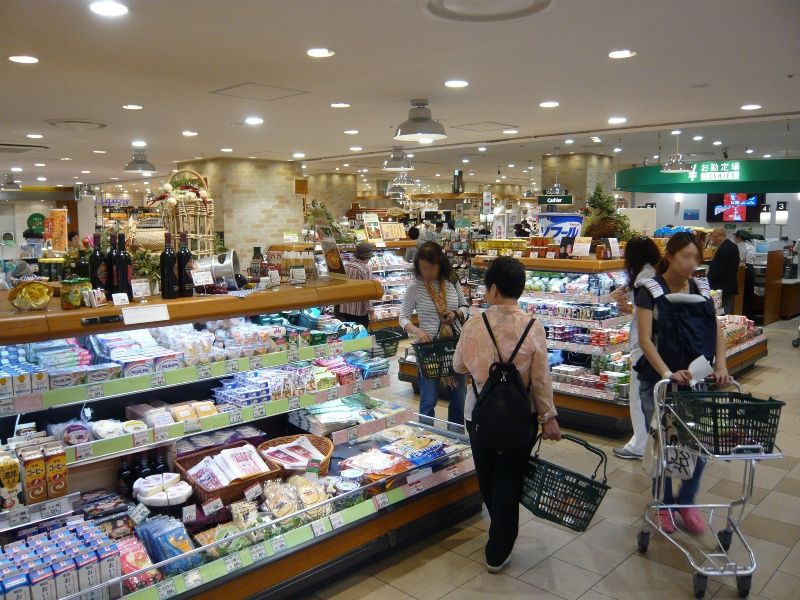 駅前にある「阪急大井食品館」まで自転車3分！惣菜、デザート、食品、生活用品まで充実の品揃え！