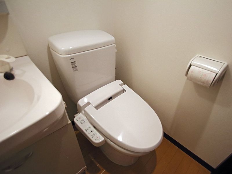 温水便座付の清潔感あるトイレ