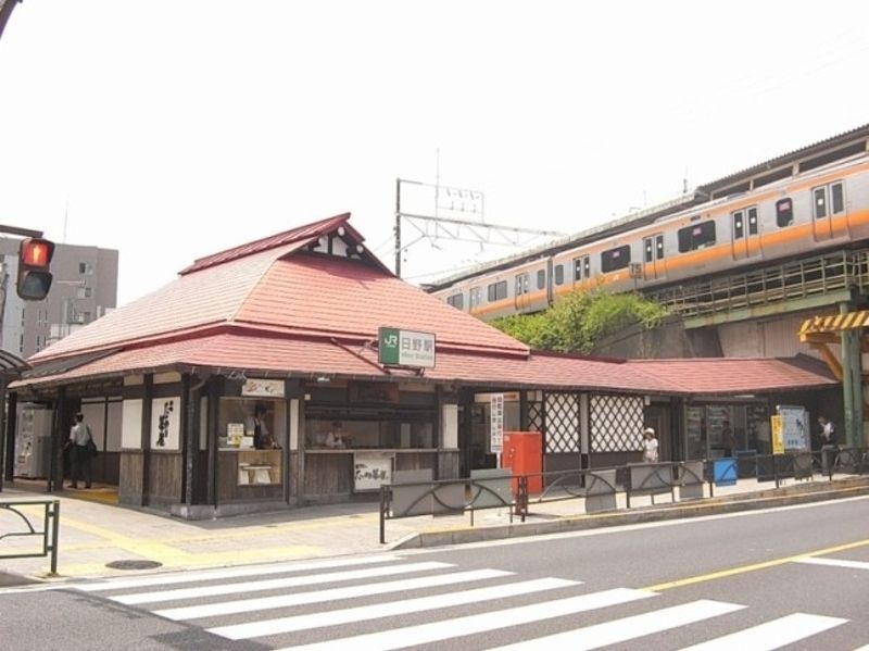民家風の素朴な造りの駅舎が特徴的な日野駅。駅周辺は飲食店が多い。