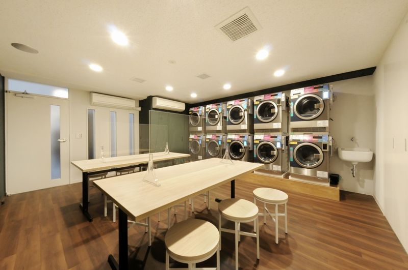 共用ランドリー：洗濯機と乾燥機を設置。3階男性専用、5階女性専用です。