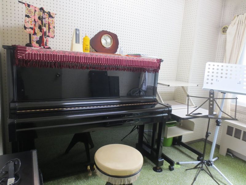 音楽室に設置されているピアノはいつでも無料で使用可！