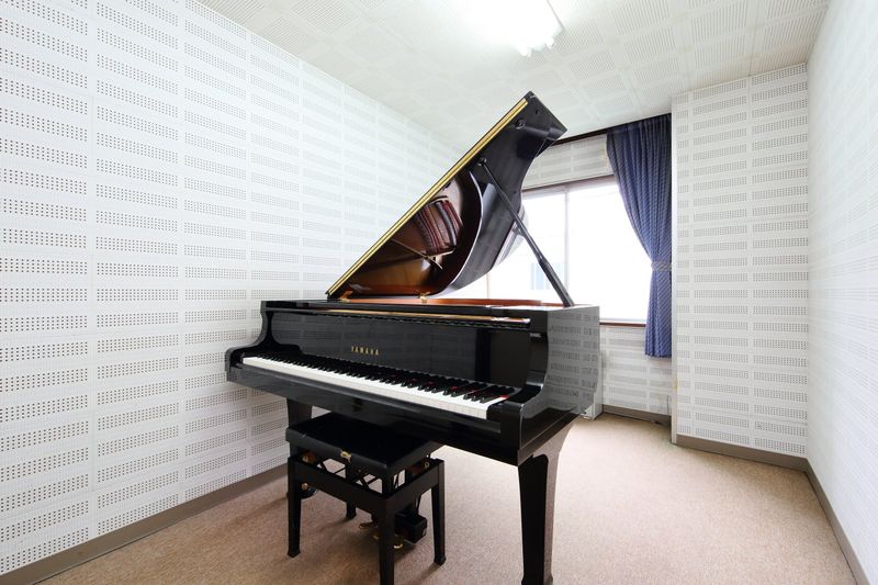 グランドピアノ設置の防音ピアノ室。（授業でピアノが必須の方：貸出無料、その他：1時間500円）