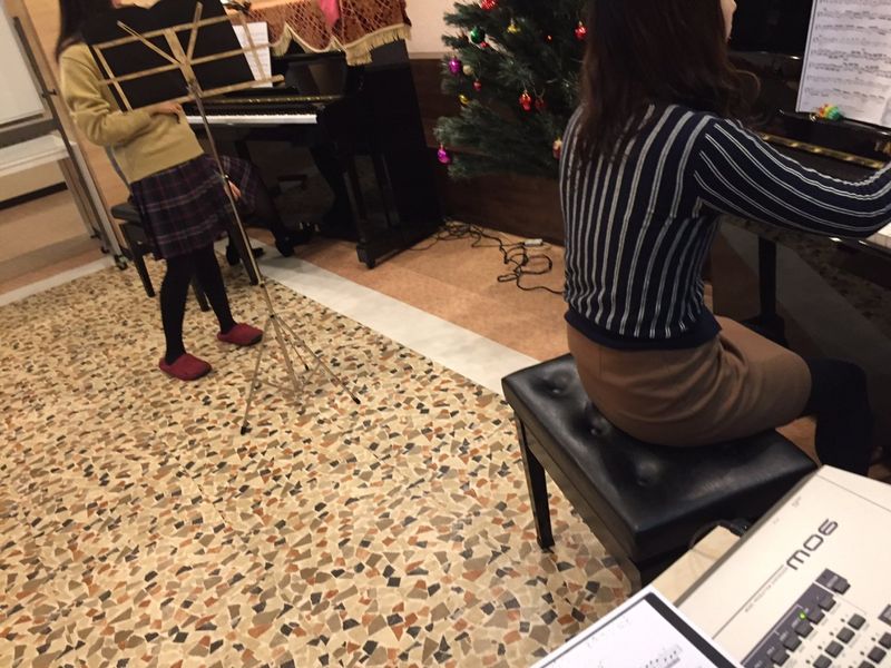 クリスマス会のミニコンサートでは館生さんも演奏して盛り上がります！