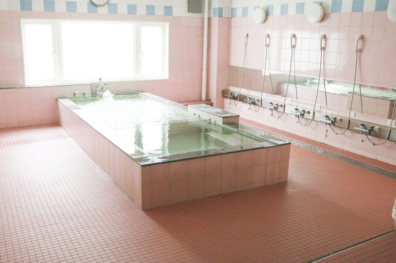 広々として清潔な大浴場。（使用時間は6～10時、15～23時半、土日祝は12時～）
