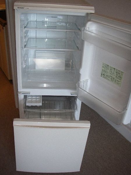 室内には2ドア冷凍冷蔵庫あり