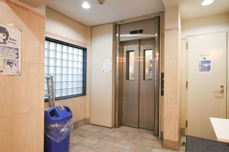 エレベーター前には在寮管理パネルがあります。