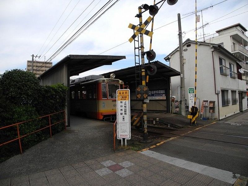 伊予鉄高砂駅まで歩いて10分、松山駅まで乗車約14分です！
