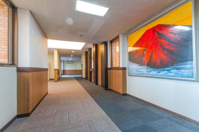 大きな赤富士の絵画が印象的な1階廊下