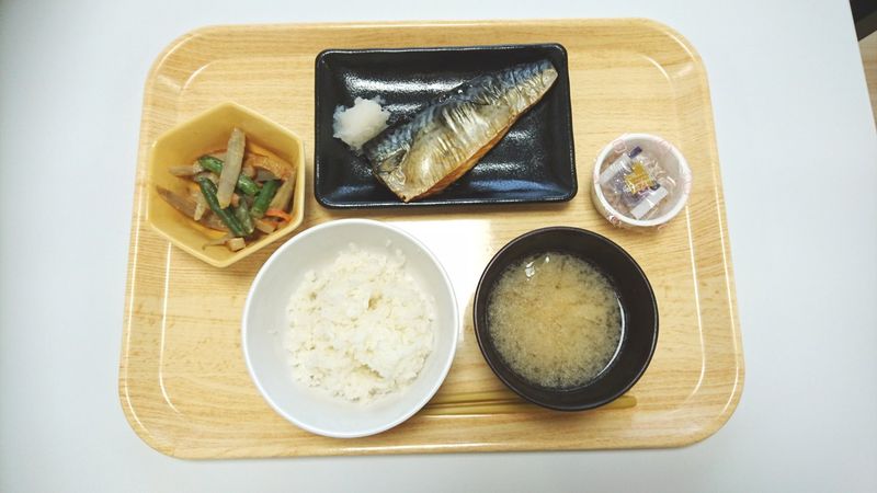 朝食メニュー例（焼き魚（鯖）・ごぼうの味噌炒め・納豆・味噌汁）