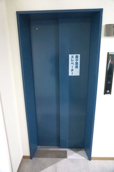 エレベーターは男子専用と女子専用で分かれています