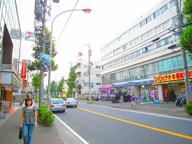 武蔵中原駅からマンションへはコンビニやTSUTAYAが並び、便利で明るい街道です。