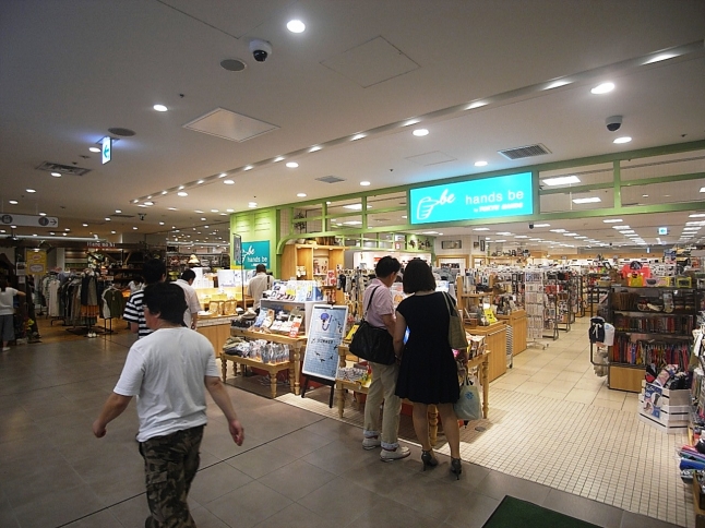 武蔵小杉駅直結の商業施設には学生生活に便利な雑貨屋さんも