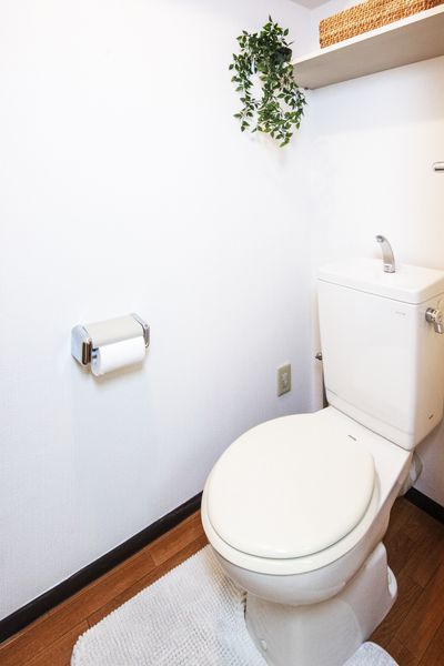 トイレ（A、B、C、Dタイプ）　掃除用品やトイレットペーパーなどが上部収納に保管できます。
