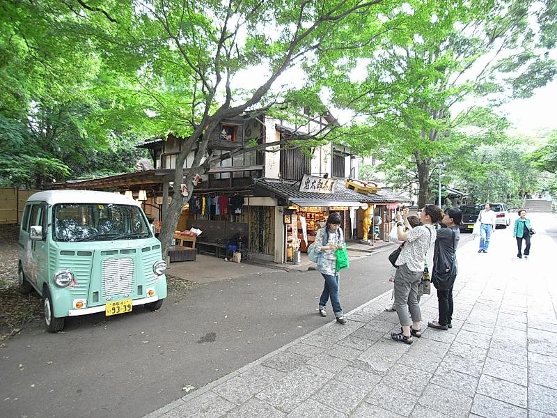 観光客でにぎわう深大寺門前の「鬼太郎茶屋」