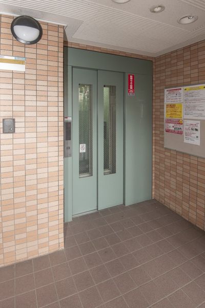 風除室　オートロック扉を入ってすぐにエレベーターがあります。