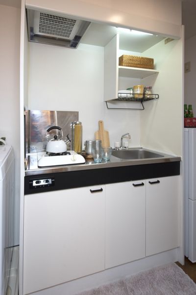 キッチン（Aタイプ）　シンク横にまな板を置いて調理するスペースがあります！※モデルルームです。小物はつきません