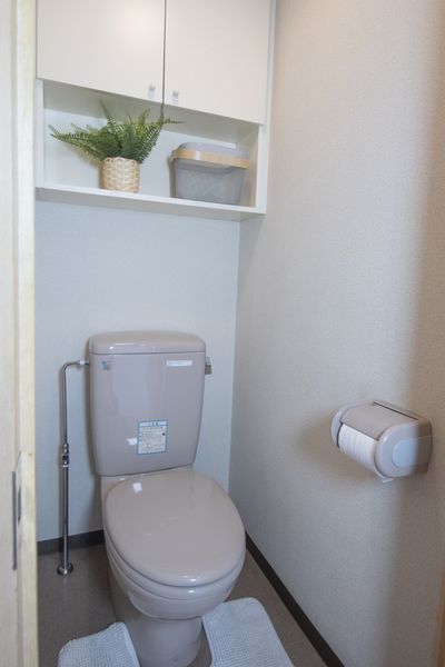 トイレ（Aタイプ）　日用品の収納に便利な棚が付いています。※モデルルームです。小物はつきません