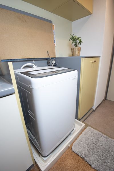 洗濯機置き場　上に物を置けるスペースがあり、便利です。