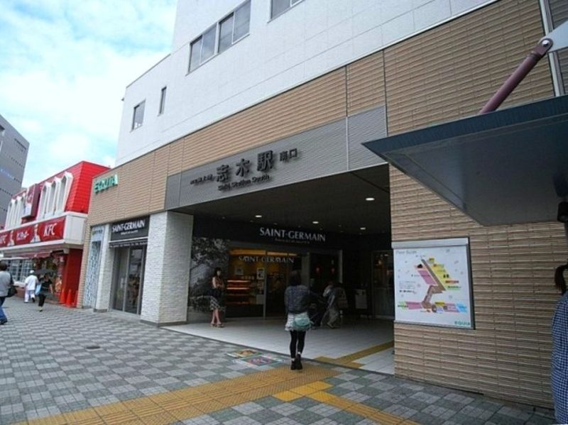 志木駅の東口は駅ビルに直結。駅周辺にはデパートのマルイやイオンがあり賑やか。