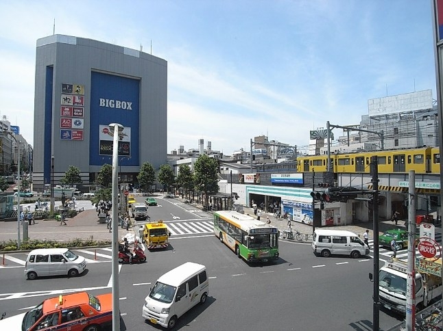 山手線・東西線・西武新宿線が乗り入れる高田馬場駅まで約16分