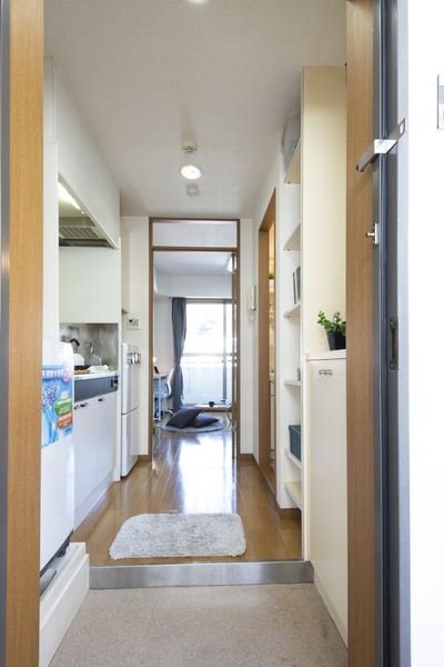 廊下（Aタイプ）　1Kタイプで居室とキッチンスペースを隔てるドアがあります。※モデルルームの写真です。小物はございません。
