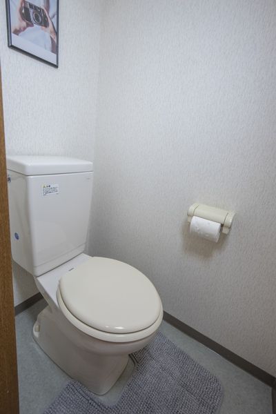 トイレ（Aタイプ）　人気の個室トイレです。※モデルルームの写真です。小物はございません。