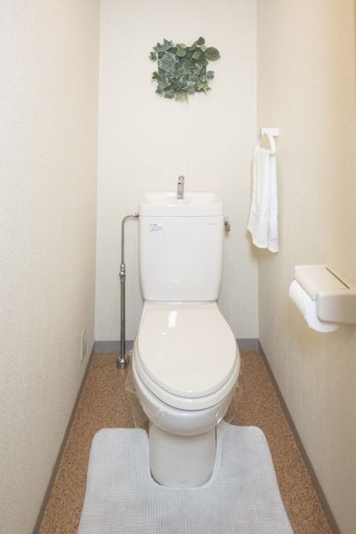 トイレ（一部）　嬉しいバストイレ別タイプのマンションです。