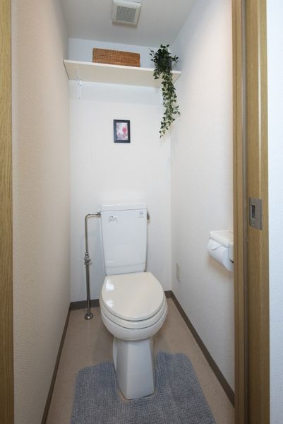 トイレ　バストイレ別で、収納棚も嬉しいポイント。