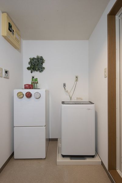 洗濯機置き場　洗濯機は室内に設置頂けます。