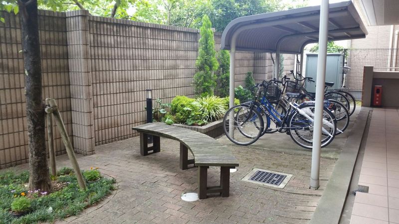 駐輪場　中庭のような憩いのスペースもあります。