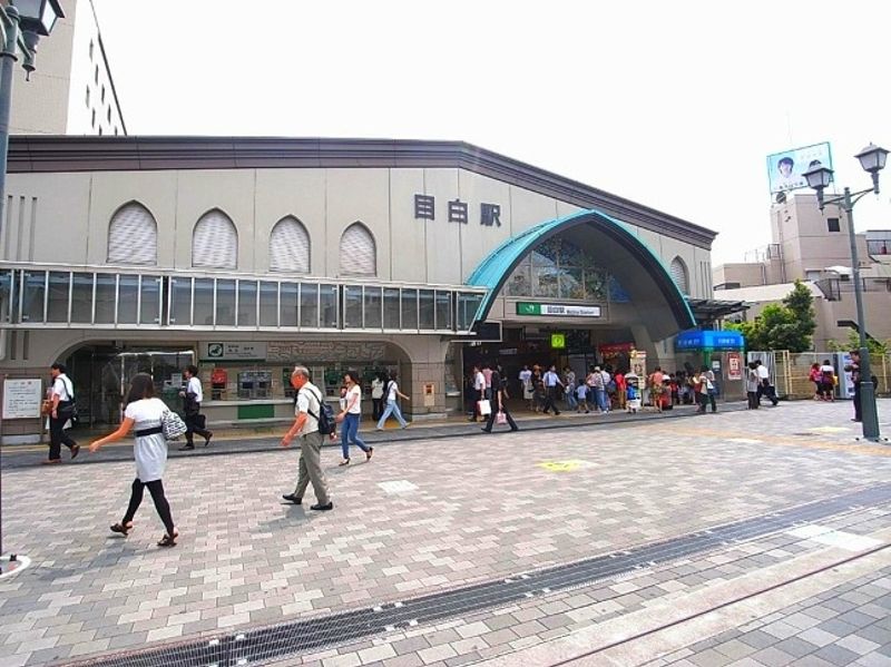 日本で初めて橋上駅舎を採用した駅。駅周辺には学校が多く学生の利用が多い駅。