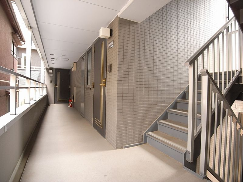 共用廊下　各階部屋が多くないので、ゆったりとしたスペースがあります。　