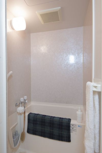 浴室（A、B、C、Dタイプ）　ゆったりとしたスペースのバスルームです。※モデルルームのため家具家電以外小物はつきません