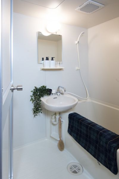 浴室　スタンダードなユニットバスで掃除が楽です。※モデルルームのため小物は付きません
