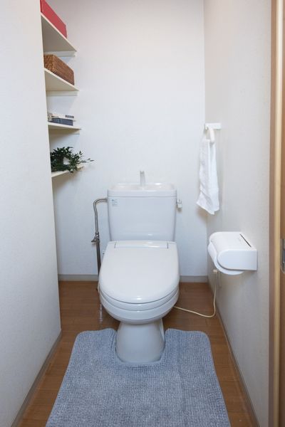 トイレ　便利な収納棚つきです。※モデルルームのため小物は付きません