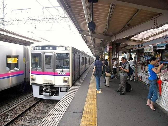 京王線・都営新宿線の2路線利用可。市ヶ谷・御茶ノ水へ直通電車もあるので便利です。