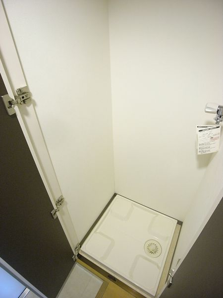 洗濯機置場（Aタイプ）　室内にあり扉で隠せるので急な訪問があっても安心です。