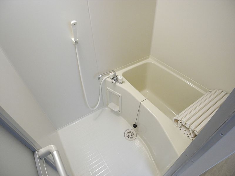 バス（Dタイプ）　ゆったり入れる広さの浴室です。※浴槽蓋はつきません
