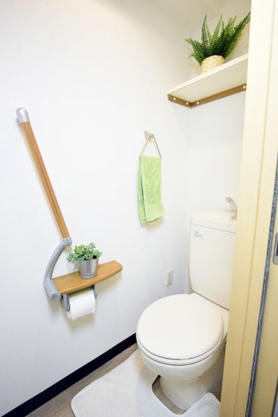 トイレ（全タイプ共通）　独立した清潔感のあるトイレです。※モデルルームの写真です。小物はございません。