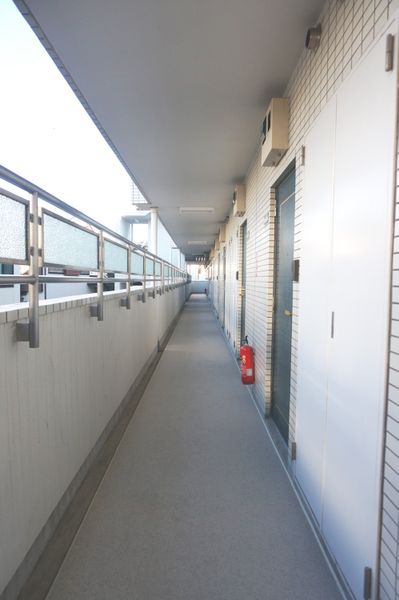 共用廊下　昼間は日が差し込む明るい廊下です。2018年12月にシートを貼り替えました。