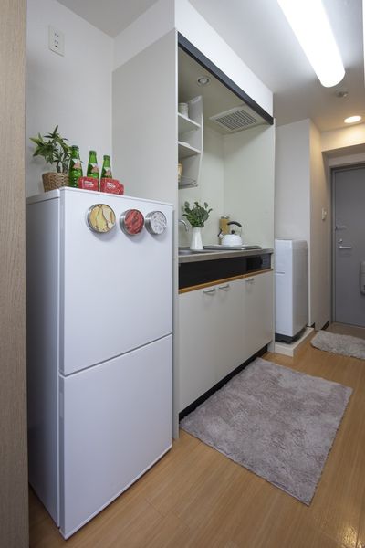 キッチン（全タイプ共通）冷蔵庫も付いています※モデルルームのため小物は付きません。