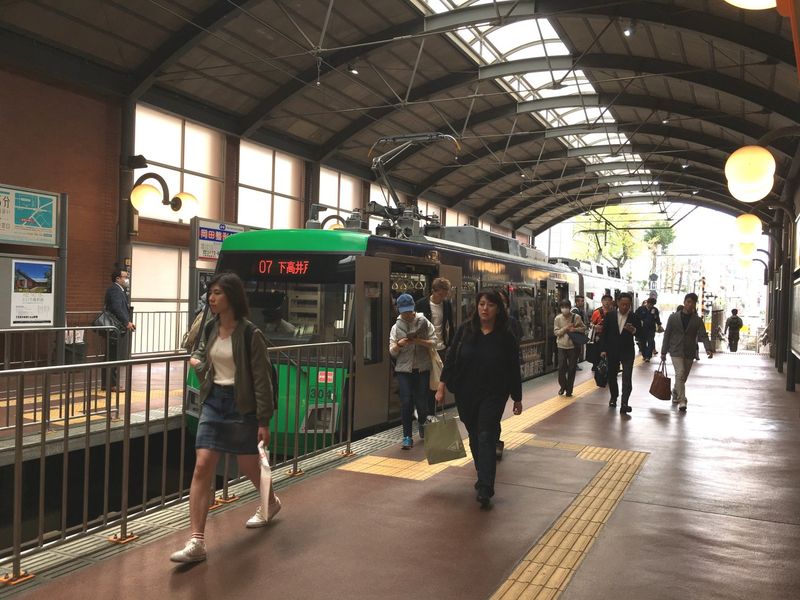 三軒茶屋駅から京王線の下高井戸駅をつなぐ東急世田谷線。昔ながらのレトロな電車が走る