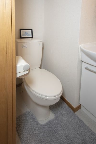 トイレ（Aタイプ）　清潔に保ちやすいバストイレ別です。※モデルルームのため小物はつきません