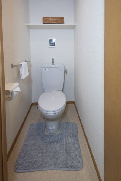 トイレ（Aタイプ）　収納棚付の独立トイレです。