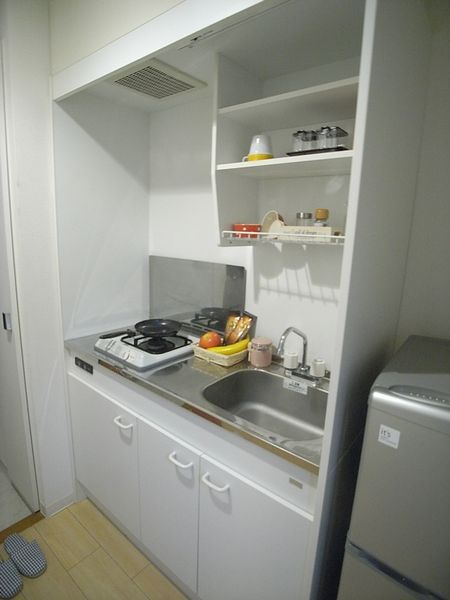 キッチン　※モデルルームの写真です。家具家電以外の小物はございません。
