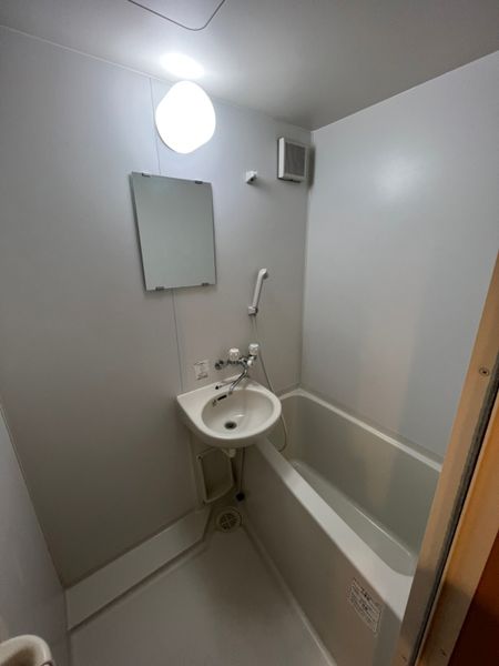 2点ユニット（Aタイプ）　浴室には洗面台や鏡がついています。