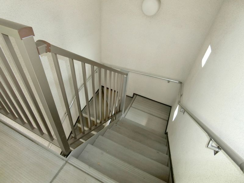 階段　マンション内は定期的に清掃点検や巡回を行っています。